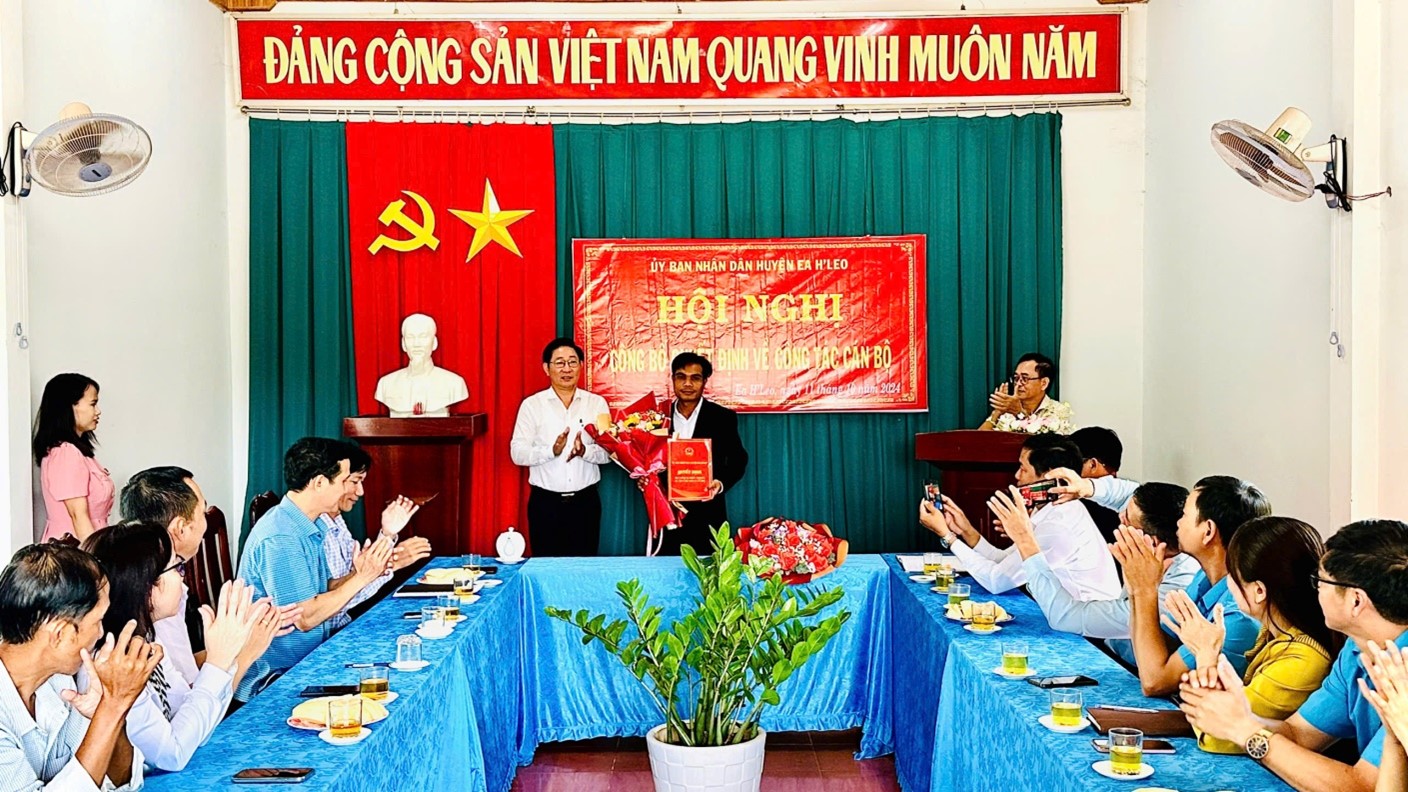 UBND huyện Ea H’leo công bố Quyết định về công tác cán bộ, tại xã Ea Sol